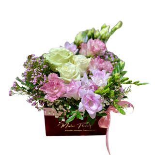 Aranjament de trandafiri cu frezie roz