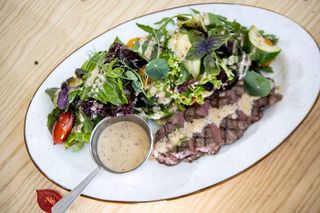 Теплый салат с мраморной телятиной