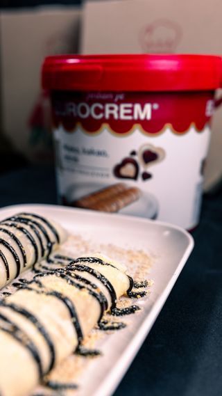 Palačinka sa nutelom, voćem i prelivima