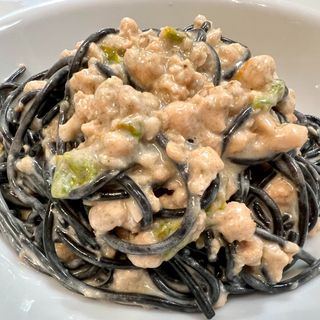 Spaghetti neri al salmone fresco e fiori di zucca