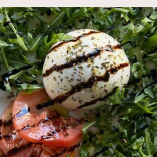 Burrata con cherry y pesto