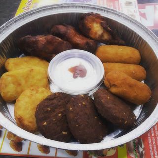 Combo De Croquetas, Nuggests, Alitas De Pollo Y Falafel Salsa