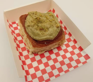 Roll De Canela Con Topping De Pistacho