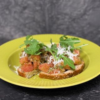 Grzanka z pomidorami, pesto, rukolą i parmezanem