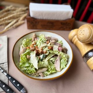 Салат з куркою та духмяною заправкою (160г)