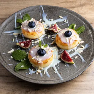 Pancakes De Queso Con Mermelada Y Crema Agria
