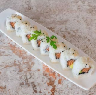 47 Uramaki Sake De Aguacate