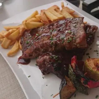 Costillas De Cerdo A La Barbacoa Con Papas Fritas