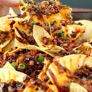 НАЧОС СЪС СВИНСКО И ЧЕДЪР