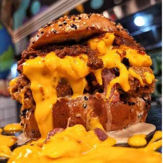 THE MAC'N'CHEESE BANGER CRISPY CHICKEN BURGR 550g