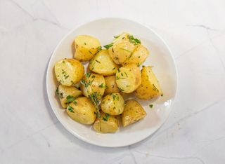 Задушени бейби картофи