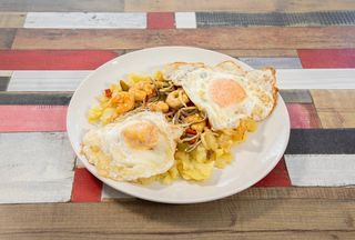 Huevos rotos con gambas y gulas
