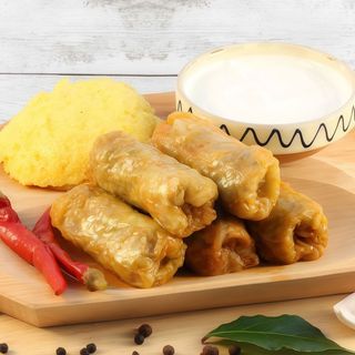 Sarmale cu mămăliguță  Caldă ( carne picada con arroz envuelta en col)