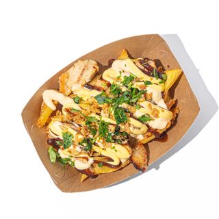 Картопляні діпи з куркою та соусами