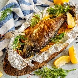 Пържена пъстърва със свежа салата