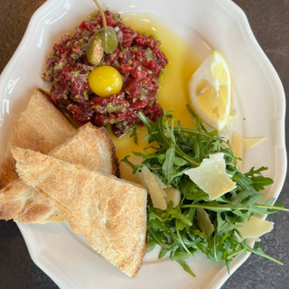 Класичний тартар з яловичини з руколою та трюфельною олією 