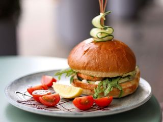 Бургер із запеченим лососем