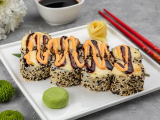 Теплий рол каліфорнія з копченим лососем