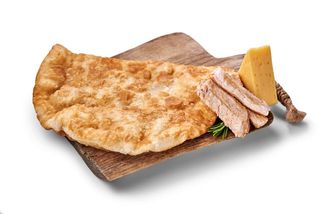 Чебурек зі свининою та сиром