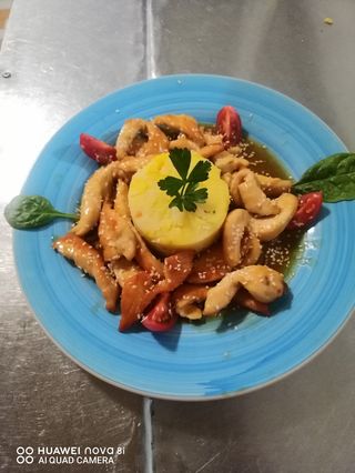 Пикантни пилешки късчета с манго сос,картофено пюре,поръсени със сусам