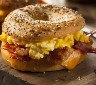 Bagel de Bacon e Ovos Mexidos