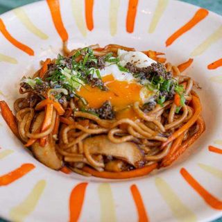 Noodles integrales con trufa, setas y huevo escalfado