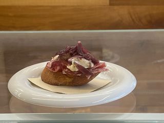 Cicchetto con soppressa, cipolla caramellata e gorgonzola dolce