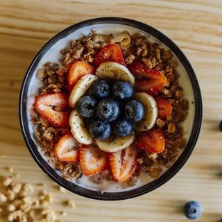 Yogur natural 0% con granola y fruta