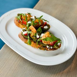 Брускета з креветкою,  соусом песто, томатами та сиром фета 