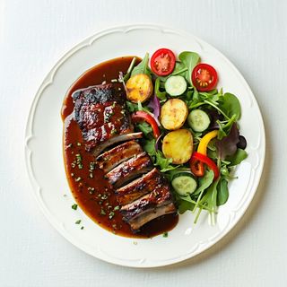 Żeberko wieprzowe w sosie pieczeniowym