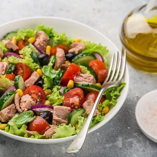 Insalatona con lattuga, rucola, pomodorini, olive verdi, mais e tonno