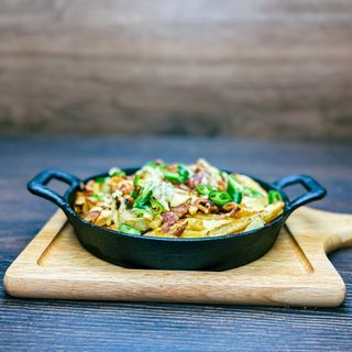 Loaded fries cu bacon, sos cheddar și jalapeno