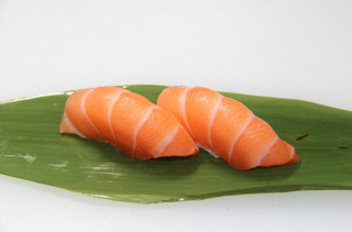 N1 Nigiri salmone - 2 pezzi