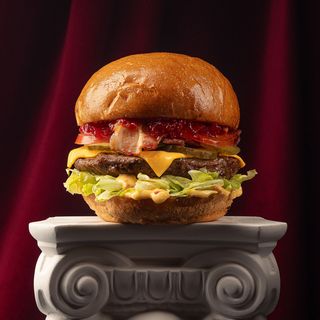 Бургер з яловичою котлетою та перцем конфі