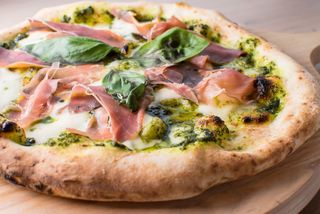 Піца з прошуто крудо та песто (380г)