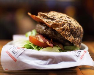 Grandburger + patatas fritas