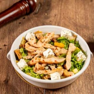 Salată cu pui în sos sweet chilli și stafide