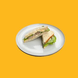 Kanapka trójkąt z tuńczykiem