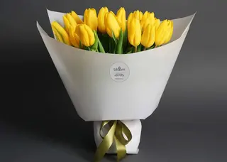 Bouquet of Strong Gold tulips