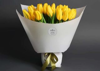 Bouquet of Strong Gold tulips