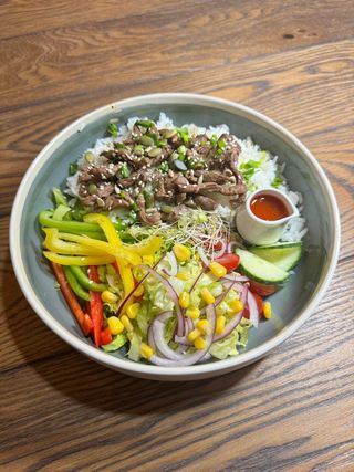 Bowl z ryżem i grillowanym kurczakiem