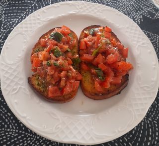 Bruschetta Con Tomate Y Albahaca