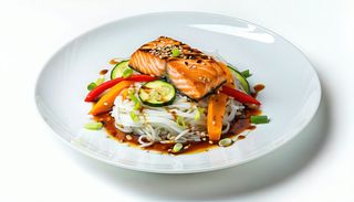 Сьомга по азиатски с оризов нудълс   със  зеленчуци