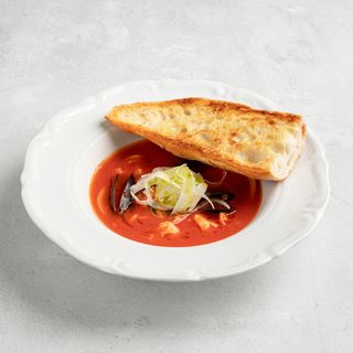 Томатный суп с морепродуктами, хрустящим багетом