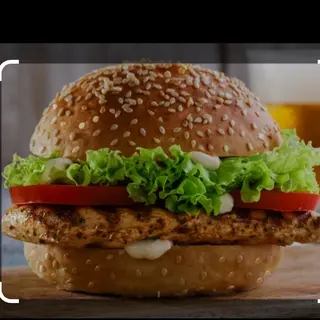  hamburguesa de pollo con patatas fritas