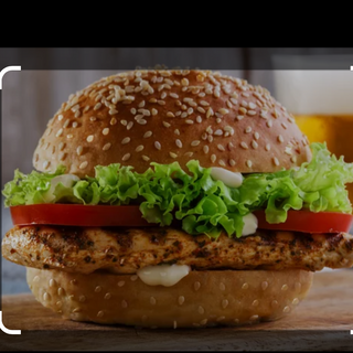  hamburguesa de pollo con patatas fritas