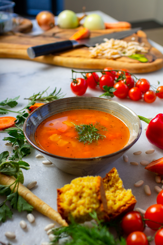 Ciorba de fasole boabe si felie de paine (de post)