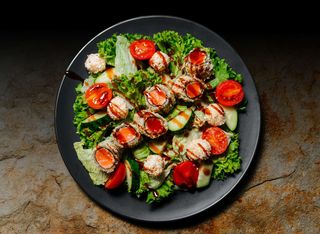 Салат з лососем темпура (310г)