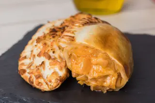 Empanada De Cebolla Y Queso (1 Ud.)