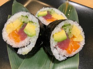 Futumaki de salmón atún aguacate y tamago 